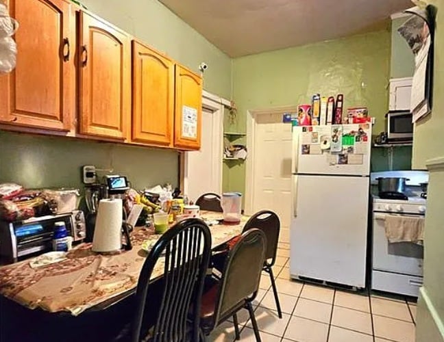 Mixed-Use Investment Opportunity portfolio of 2 properties for sale on LoopNet.ca - Interior Photo - Image 3 of 4