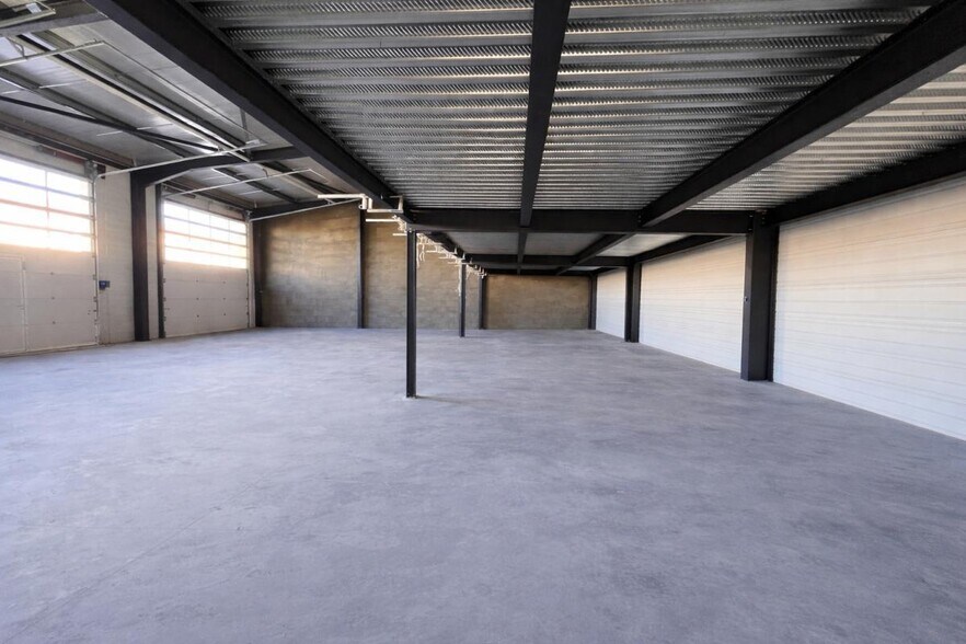 Flex in La Crau for lease - Building Photo - Image 3 of 7