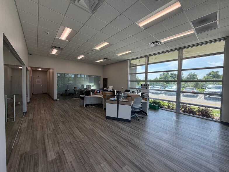 9675 NW 174th St, Hialeah, FL à louer - Photo du bâtiment - Image 2 de 10