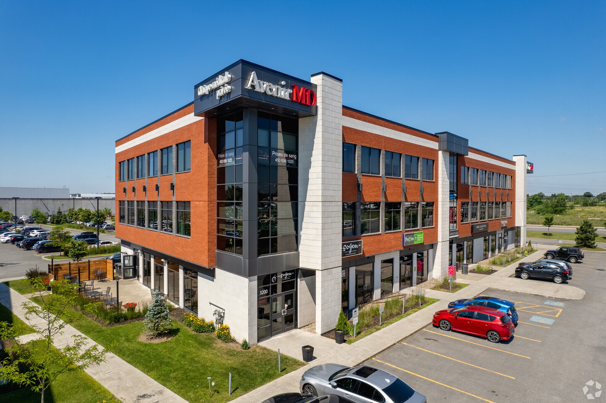 3200-3260 Boul Curé-Labelle, Laval, QC for sale Primary Photo- Image 1 of 1