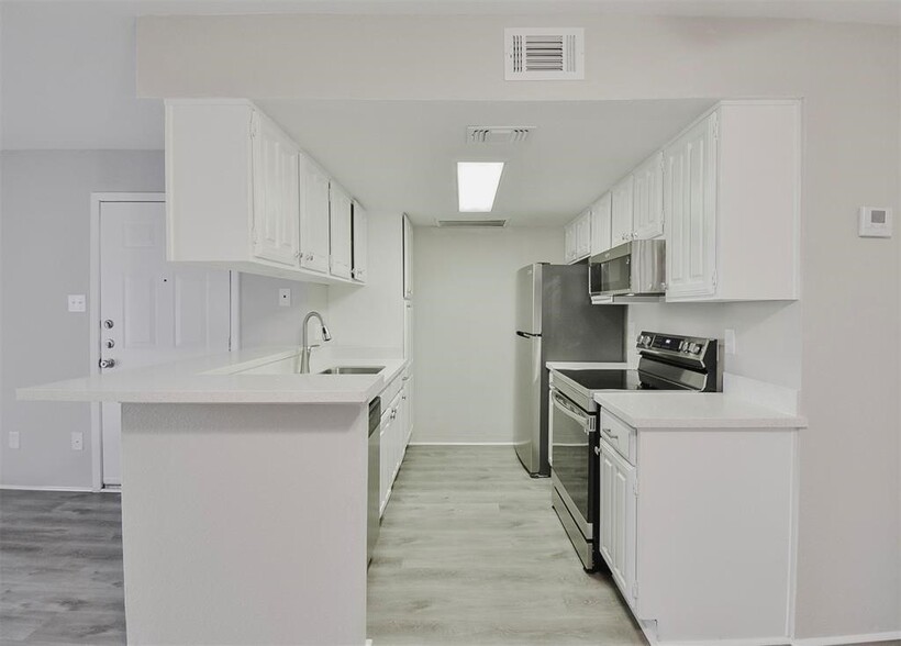 WoodForest Condos portfolio of 14 properties for sale on LoopNet.ca - Interior Photo - Image 2 of 25