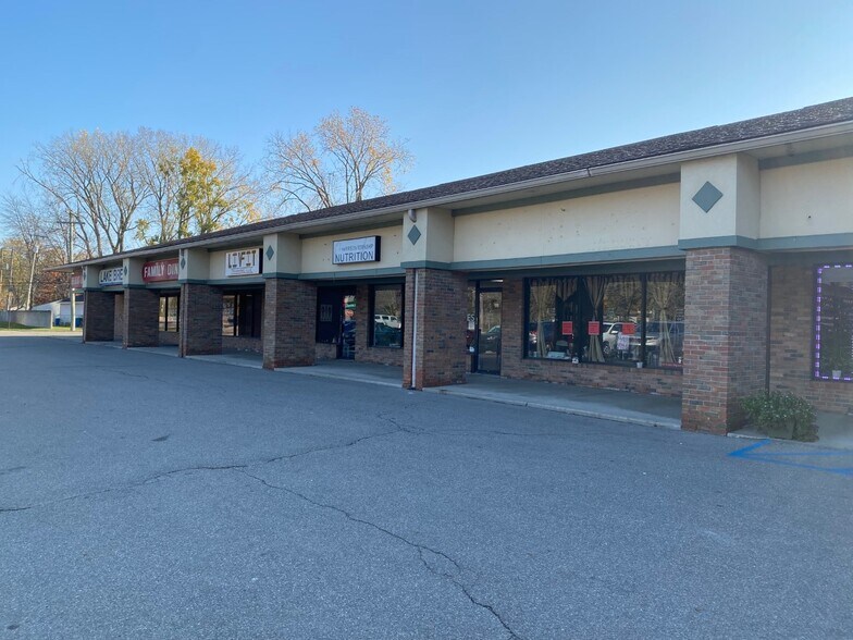35410-35450 Jefferson Ave, Harrison Township, MI à louer - Photo du bâtiment - Image 2 de 4