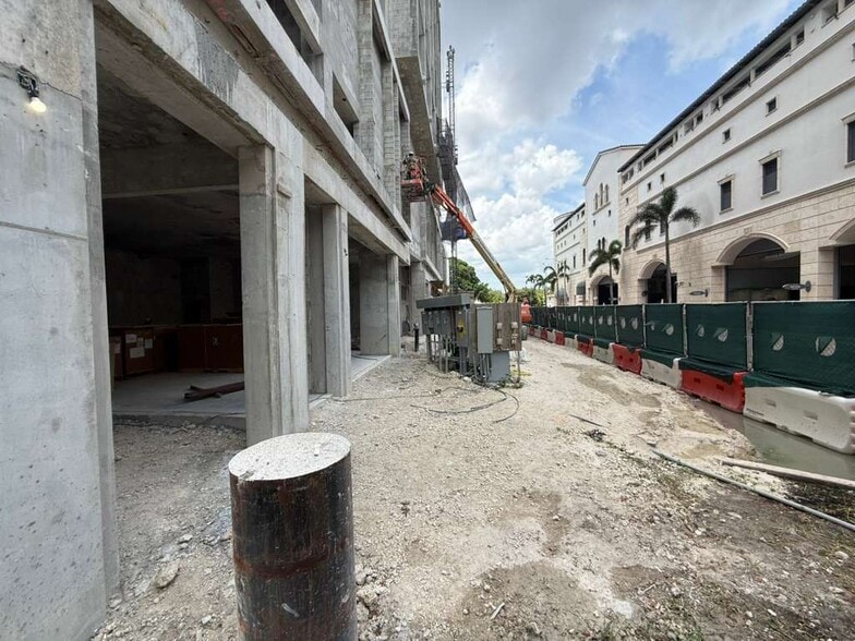 4011 Salzedo St, Coral Gables, FL for lease - Building Photo - Image 3 of 14