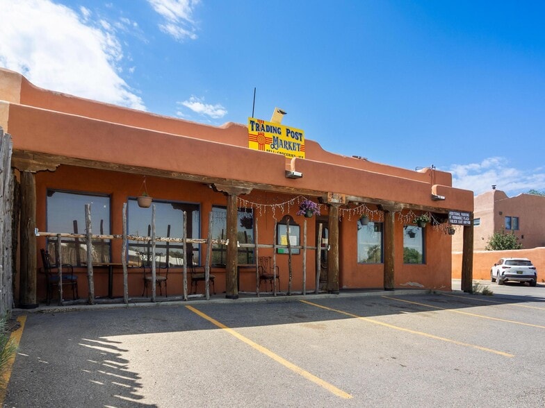 4179 St Highway 68, Ranchos De Taos, NM for sale - Primary Photo - Image 1 of 33