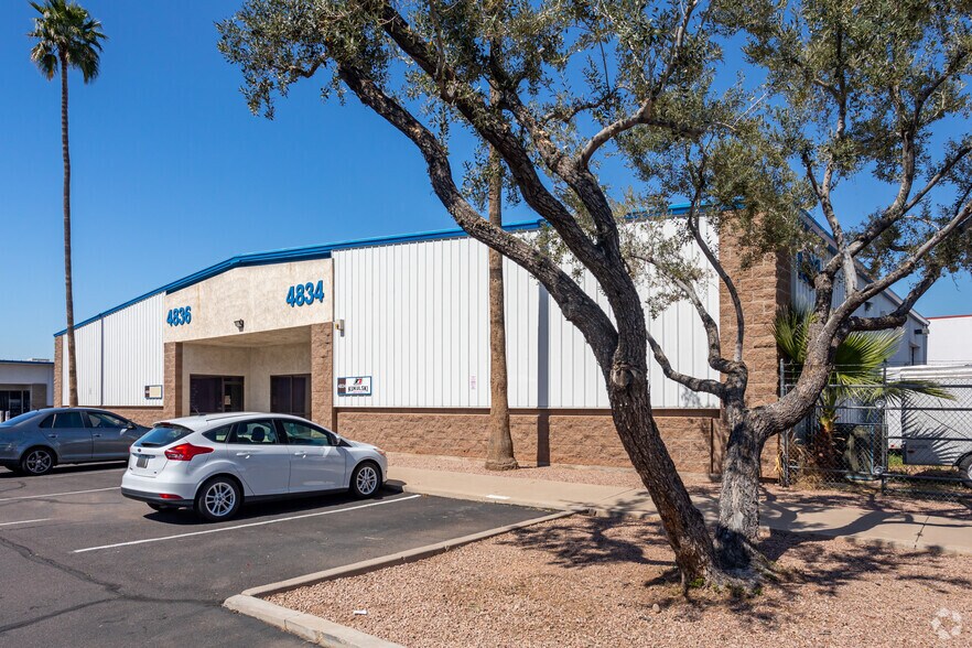 5002 S 40th St, Phoenix, AZ à louer - Photo du bâtiment - Image 3 de 5