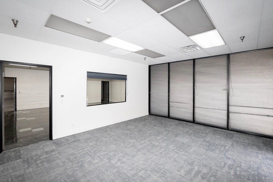 601 S Dupont Ave, Ontario, CA à louer - Photo du bâtiment - Image 3 de 7