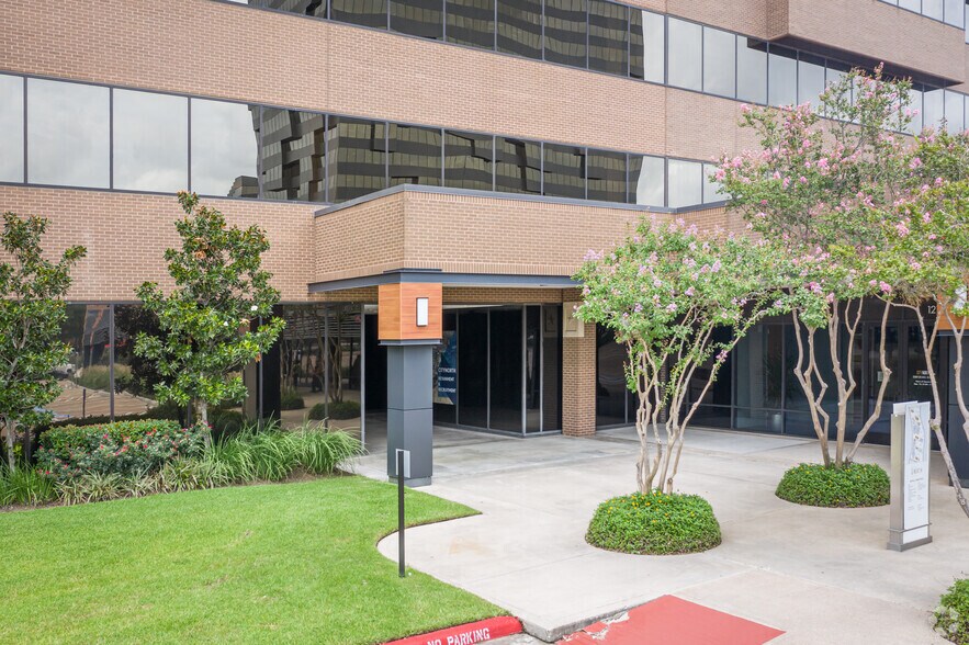 16855 Northchase Dr, Houston, TX à louer - Photo du bâtiment - Image 2 de 3