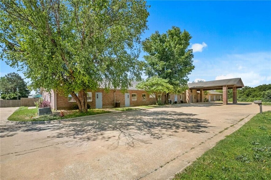 185 Rebecca St, Gentry, AR à vendre - Photo du bâtiment - Image 3 de 74
