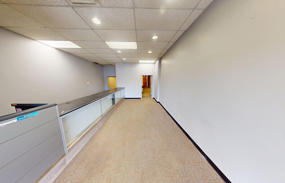 1050 Henderson Hwy, Winnipeg, MB à louer - Photo du bâtiment - Image 3 de 8