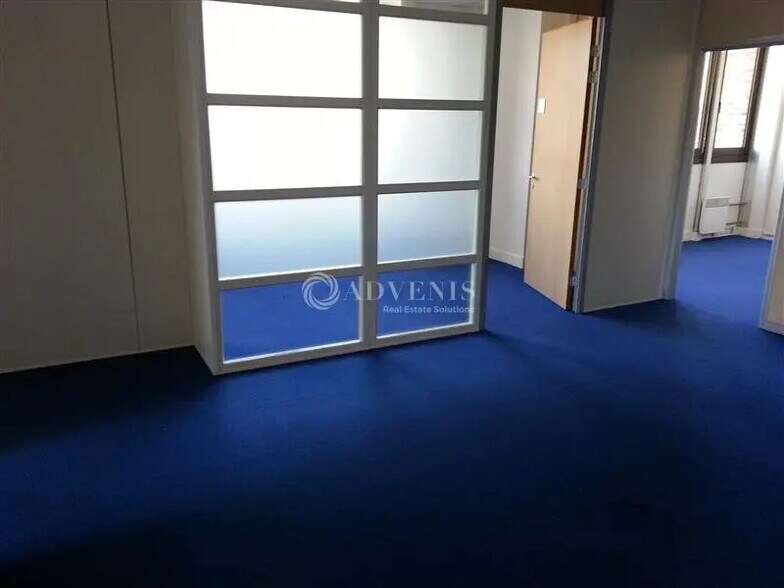 Office in Croissy-Beaubourg for lease - Interior Photo - Image 2 of 7