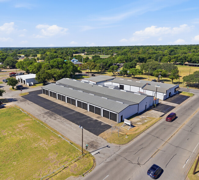 201 W Westhill Dr, Cleburne, TX for lease - Building Photo - Image 2 of 13