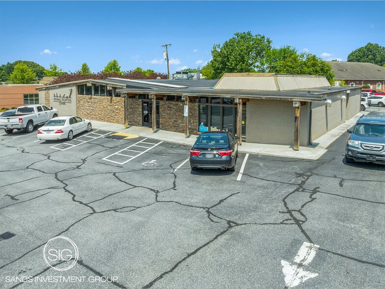 27 13th Ave NE, Hickory, NC for sale - Building Photo - Image 1 of 5