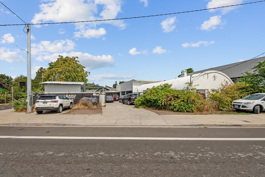 8705 SE Foster Rd, Portland, OR à vendre - Photo du bâtiment - Image 1 de 30