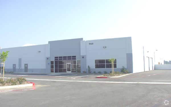 956 W 10th St, Azusa, CA for lease - Building Photo - Image 2 of 3