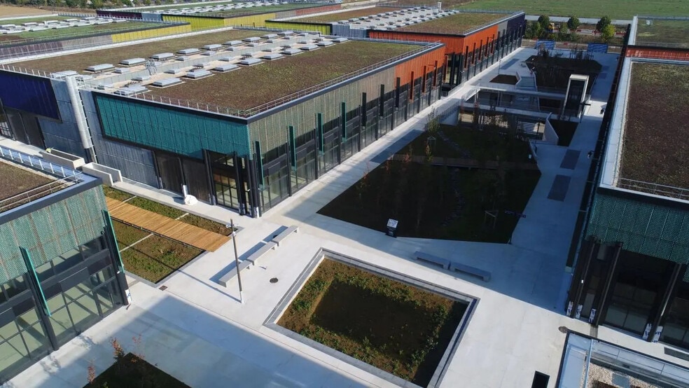 Retail in Tremblay-en-France for lease - Building Photo - Image 3 of 7