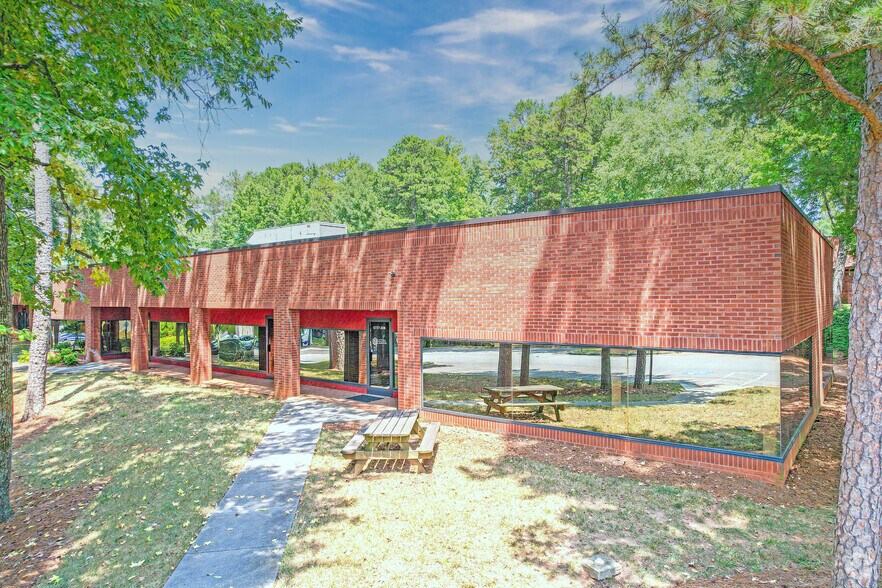 5727 Westpark Dr, Charlotte, NC à louer - Photo du bâtiment - Image 1 de 9