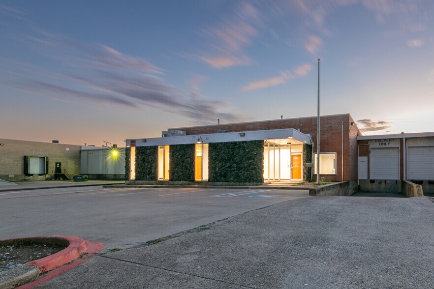 609 112th St, Arlington, TX à louer - Photo du bâtiment - Image 2 de 16