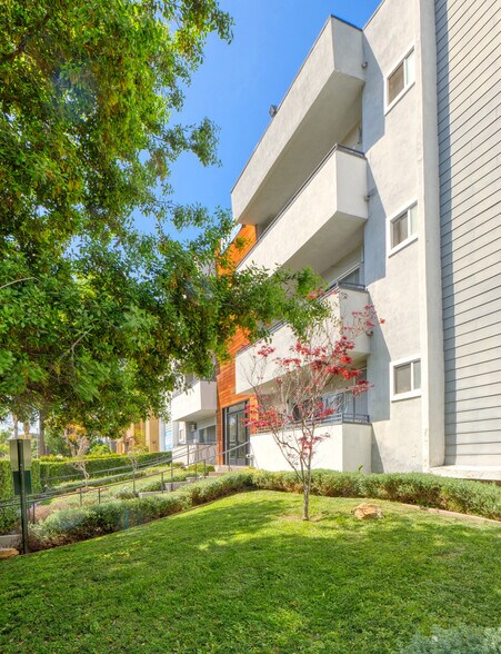 5535 Carlton Way, Los Angeles, CA à vendre - Photo du bâtiment - Image 3 de 19