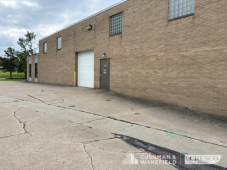 6850 Cochran Rd, Solon, OH à louer - Photo du bâtiment - Image 2 de 10