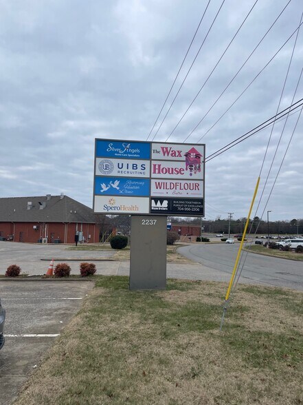 2237 Lowes Dr, Clarksville, TN à louer - Photo du bâtiment - Image 3 de 7