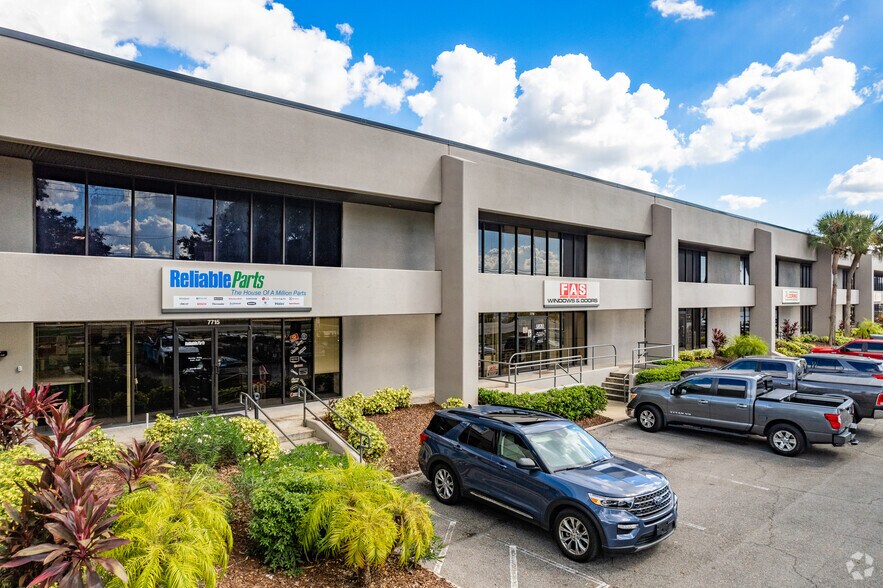 7701-7739 Anderson Rd, Tampa, FL à louer - Photo du bâtiment - Image 2 de 8
