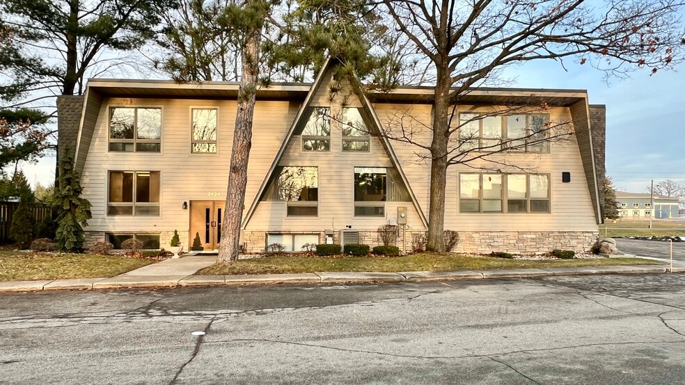 2604 Sunnyside Dr, Cadillac, MI for sale - Primary Photo - Image 1 of 57
