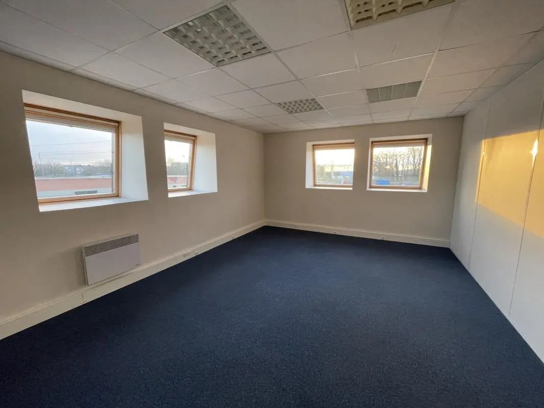 Office in Évreux for lease Interior Photo- Image 1 of 8