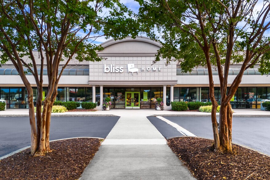 7240 Kingston Pike, Knoxville, TN à louer - Photo du bâtiment - Image 3 de 17