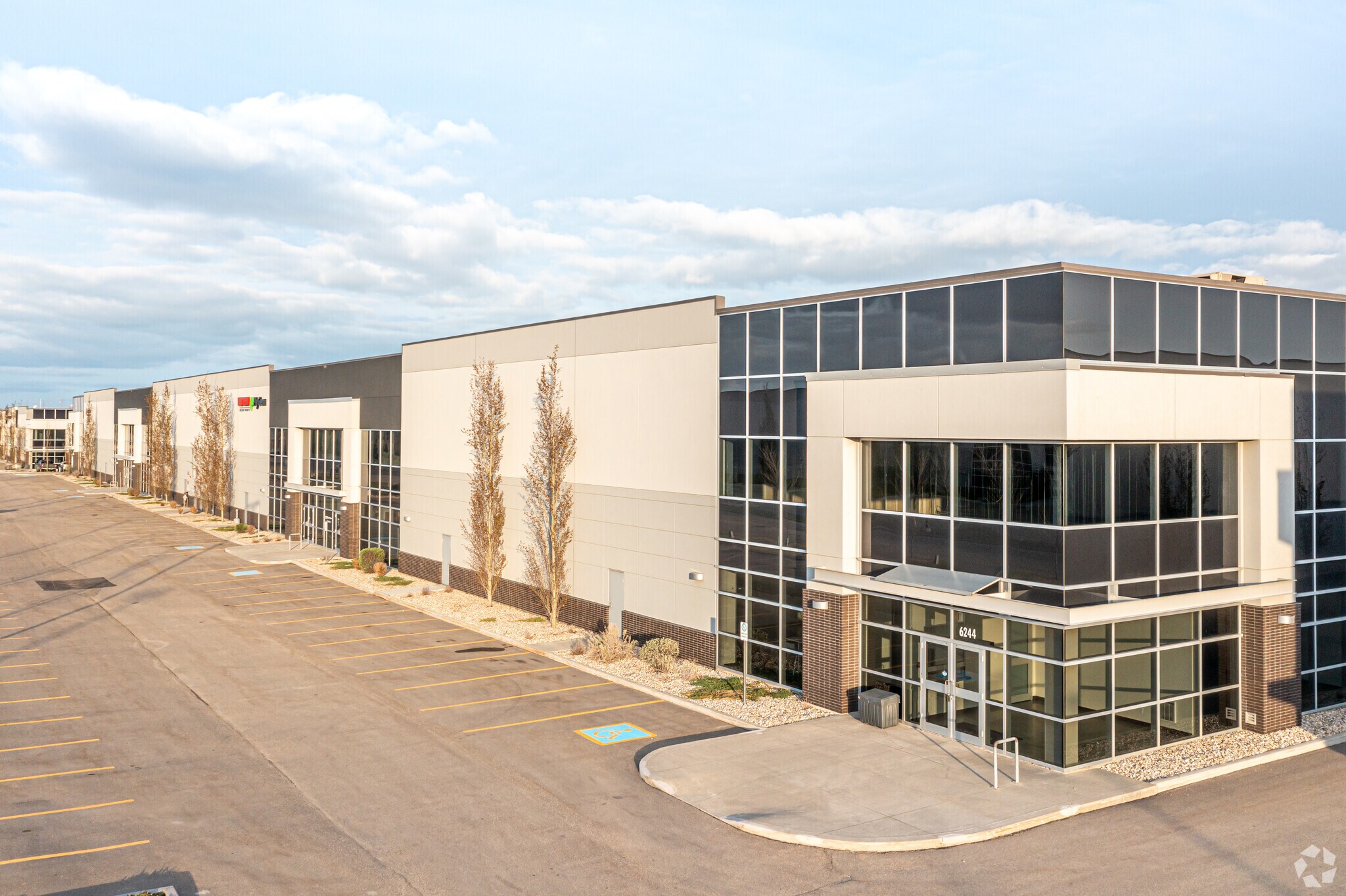 6204-6244 50 St NW, Edmonton, AB à vendre Photo principale- Image 1 de 1