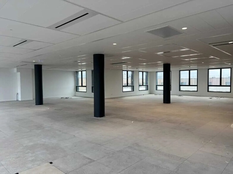 7 Rue Georges Stephenson, Montigny-le-Bretonneux for lease - Building Photo - Image 2 of 14