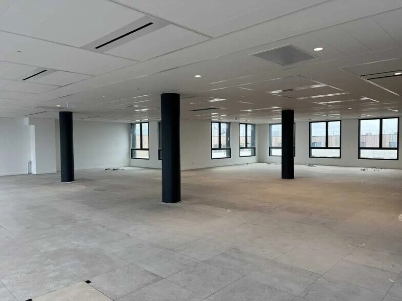 7 Rue Georges Stephenson, Montigny-le-Bretonneux à louer - Photo du bâtiment - Image 2 de 14