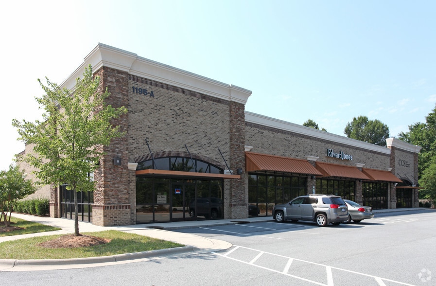 1196 Pleasant Ridge Rd, Greensboro, NC for lease - Primary Photo - Image 1 of 26