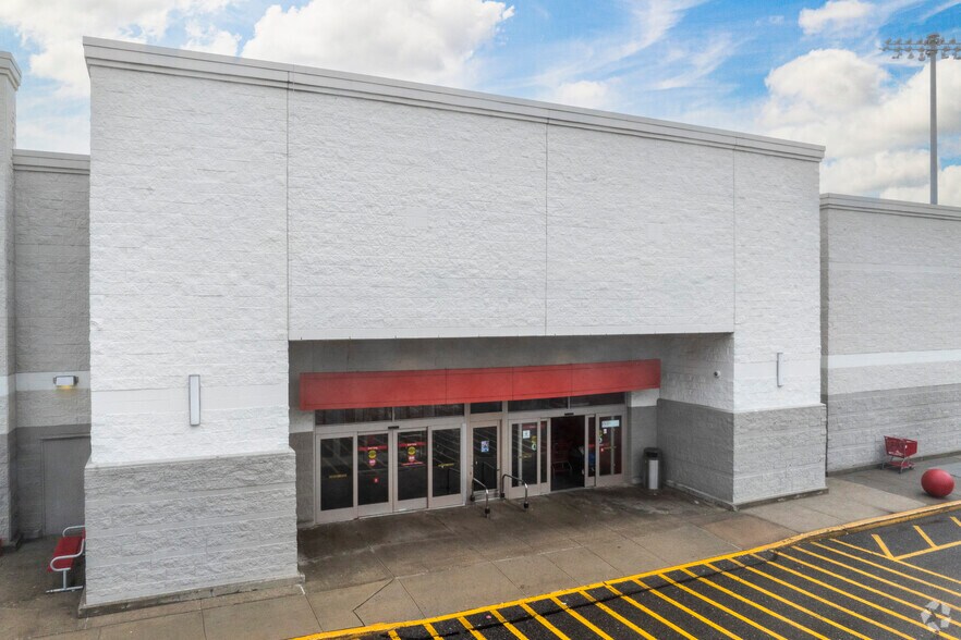 3850 Hempstead Tpke, Levittown, NY for sale - Building Photo - Image 2 of 5