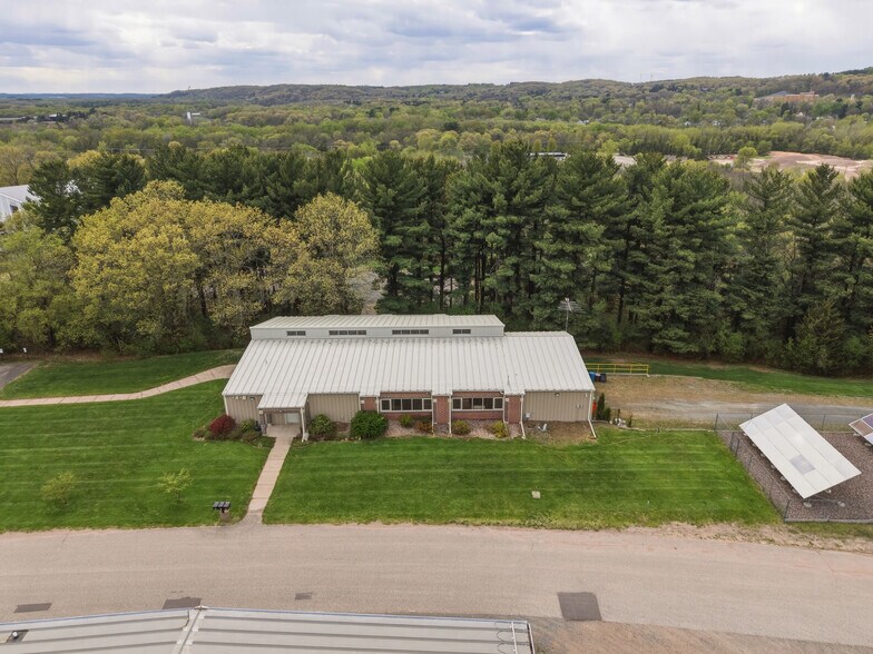 2725 Arbor Ct, Eau Claire, WI à vendre - Photo du bâtiment - Image 2 de 18
