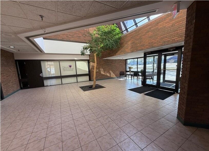 4488 W Bristol Rd, Flint, MI for sale - Lobby - Image 3 of 21