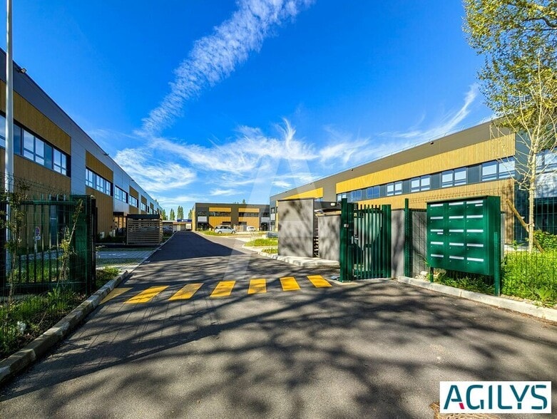 8 Rue Denis Papin, Trappes for lease - Building Photo - Image 1 of 15