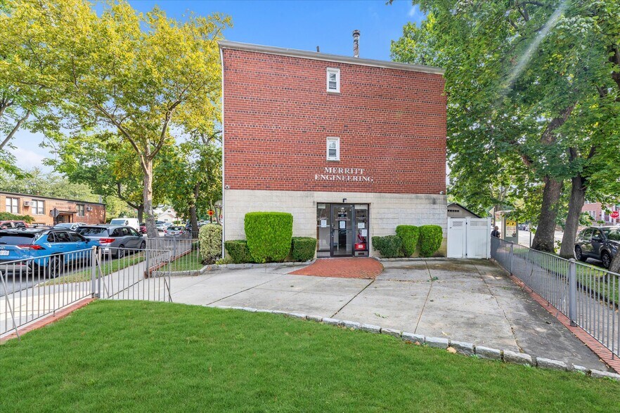 2815 Bayside Ln, Flushing, NY à vendre - Photo du bâtiment - Image 2 de 11