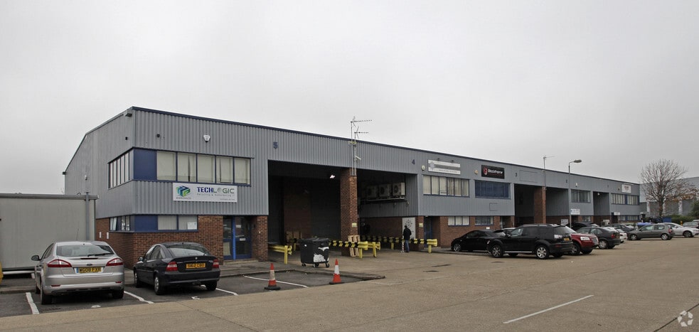 Blackthorne Rd, Slough for lease - Primary Photo - Image 1 of 4