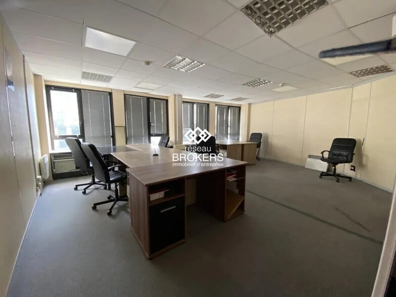 Office in Grenoble for sale - Interior Photo - Image 1 of 11
