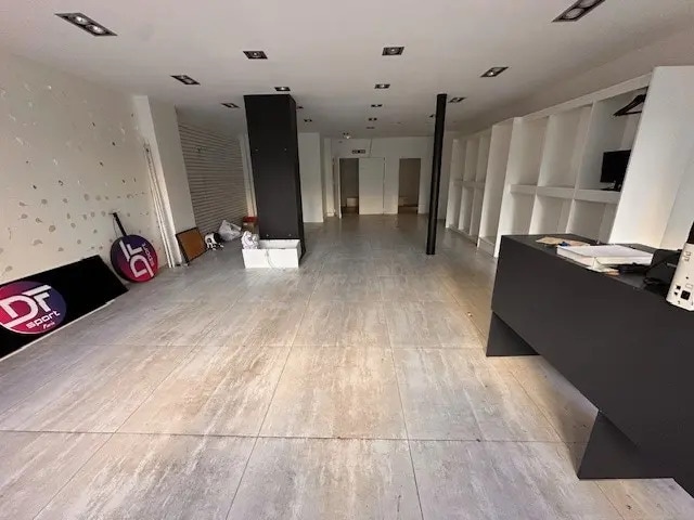 Retail in Paris for lease Building Photo- Image 1 of 7