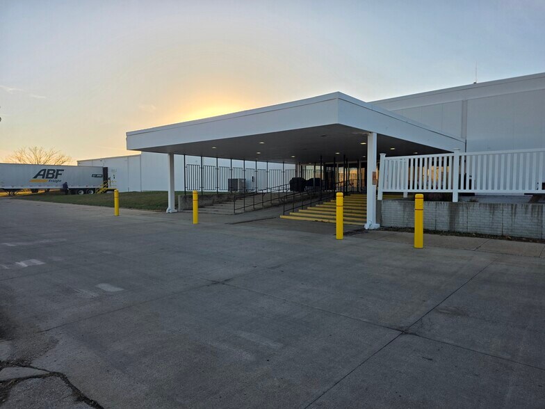 300 Airport Rd, Ames, IA à louer - Photo du bâtiment - Image 2 de 51