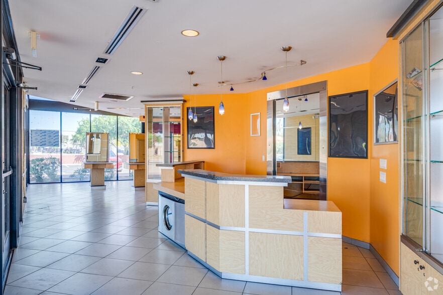 2727 W Glendale Ave, Phoenix, AZ à louer - Hall d’entrée - Image 3 de 32