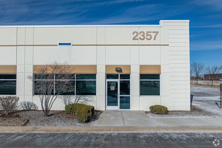 2357 Sequoia Dr, Aurora, IL for lease - Building Photo - Image 2 of 4