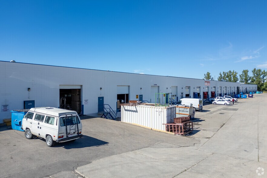 4402-4434 10th St NE, Calgary, AB à louer - Photo du bâtiment - Image 2 de 5