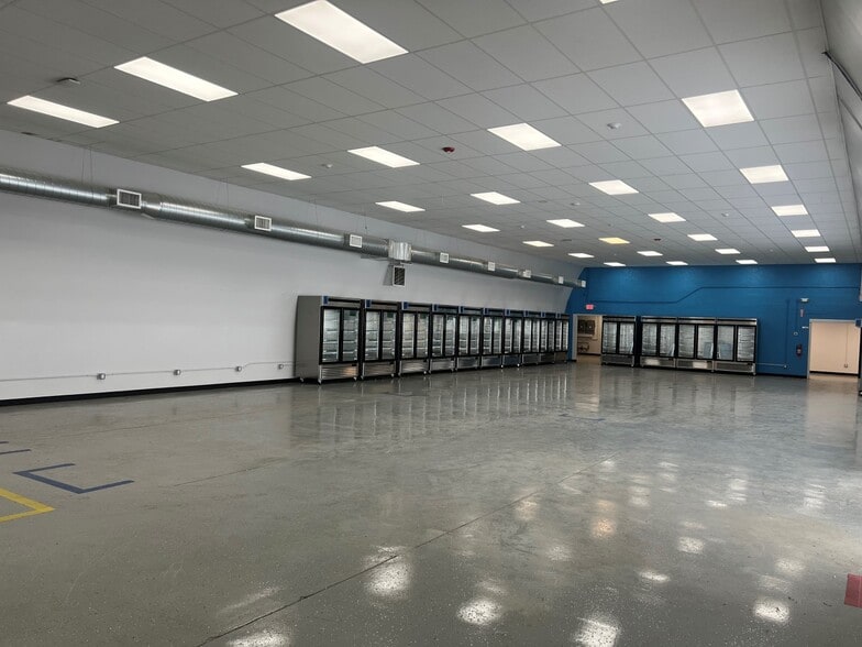 165 Woodfield Rd, West Hempstead, NY for lease - Interior Photo - Image 3 of 7