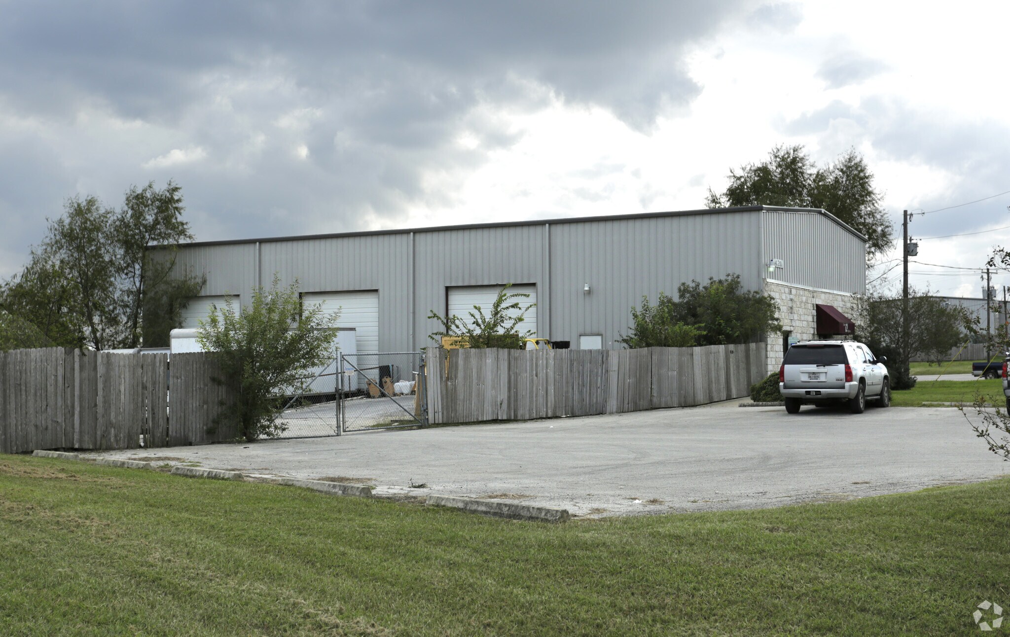 421 Commercial Dr, Buda, TX à louer Photo principale- Image 1 de 3