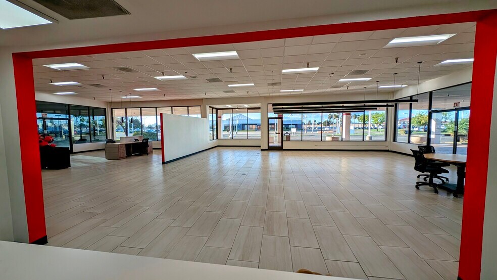 3190 Auto Center Cir, Stockton, CA à louer - Photo du bâtiment - Image 2 de 23