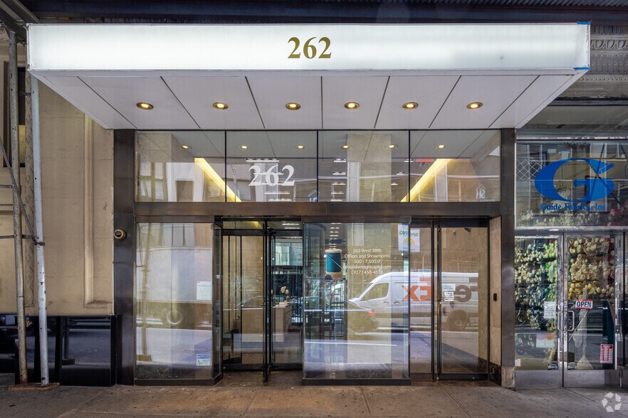 262 W 38th St, New York, NY à louer - Photo du bâtiment - Image 3 de 12
