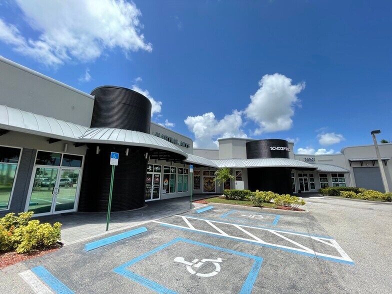 7427-7451 S Military Trl, Lake Worth, FL à louer - Photo du bâtiment - Image 2 de 11