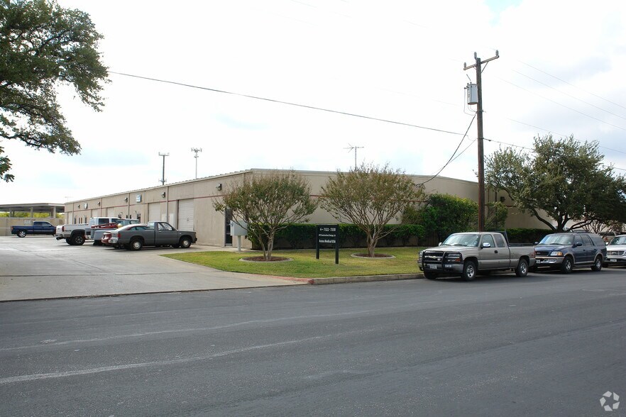 7342-7360 Reindeer Trl, San Antonio, TX à louer - Photo principale - Image 3 de 4